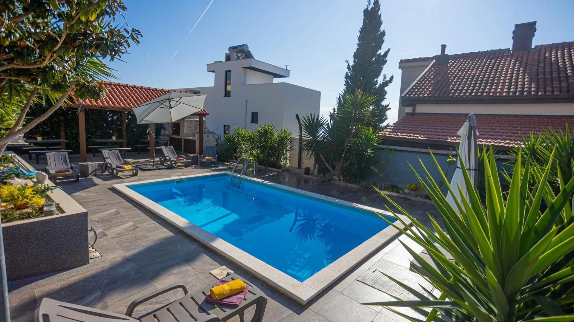 Apartments Sunshine With Pool Trogir